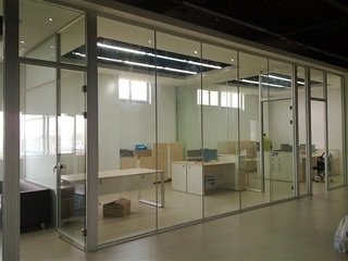 辦公室裝修中玻璃隔斷適合用那種玻璃，玻璃都有哪幾種